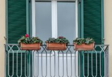 Erkély és teraszkertészet kis budapesti lakásokban Látványos balkonkertészkedés budapest belvárosi társasházának virágos erkélyén