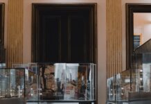Múzeumok és kiállítások, amiket érdemes felfedezni Budapesten Elegáns múzeumi belső tér kiállítási termekkel