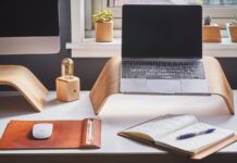 Otthoni iroda kialakítása kis budapesti lakásban Praktikus és ergonomikus otthoni iroda sarok egy kis budapesti lakásban